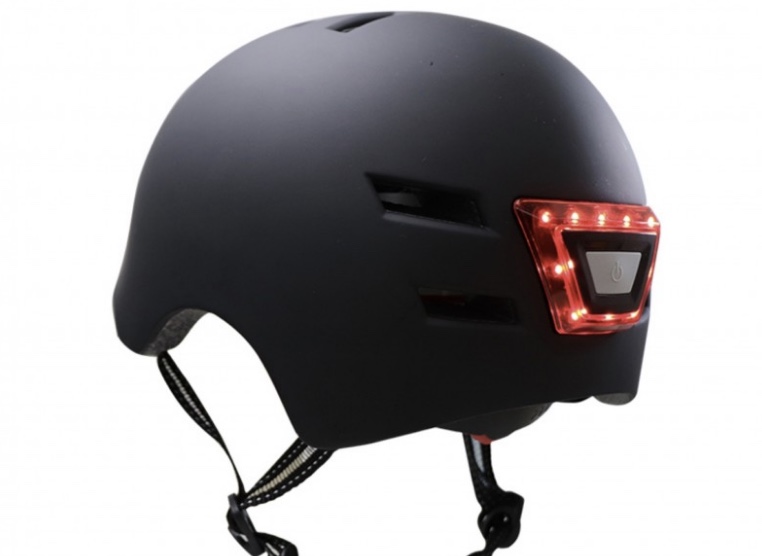 HELM MIT VORNE UND HINTEN LICHT - AUFLADBARE BATTERIE